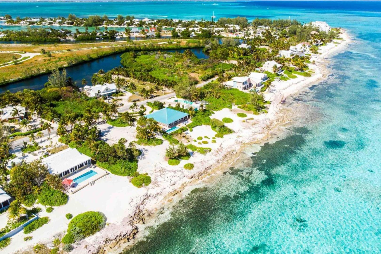 Thatch Hill - Renovated Beach House With Pool, Short Walk To The Rum Point Club Driftwood Village エクステリア 写真