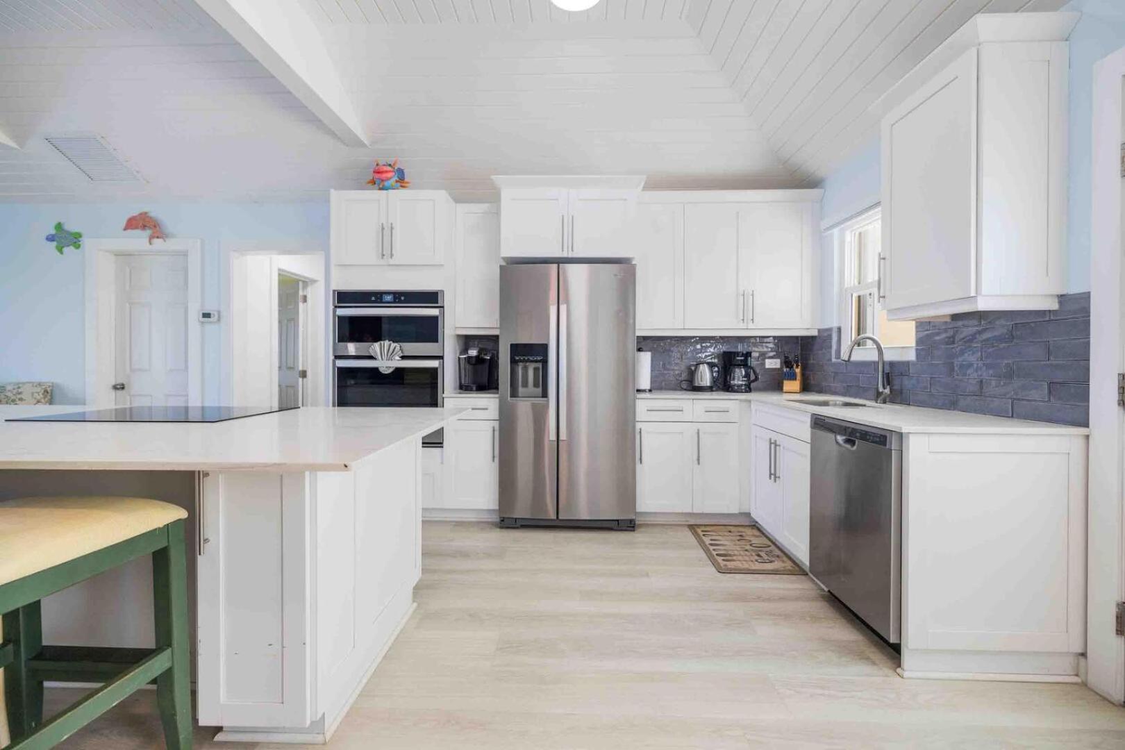 Thatch Hill - Renovated Beach House With Pool, Short Walk To The Rum Point Club Driftwood Village エクステリア 写真