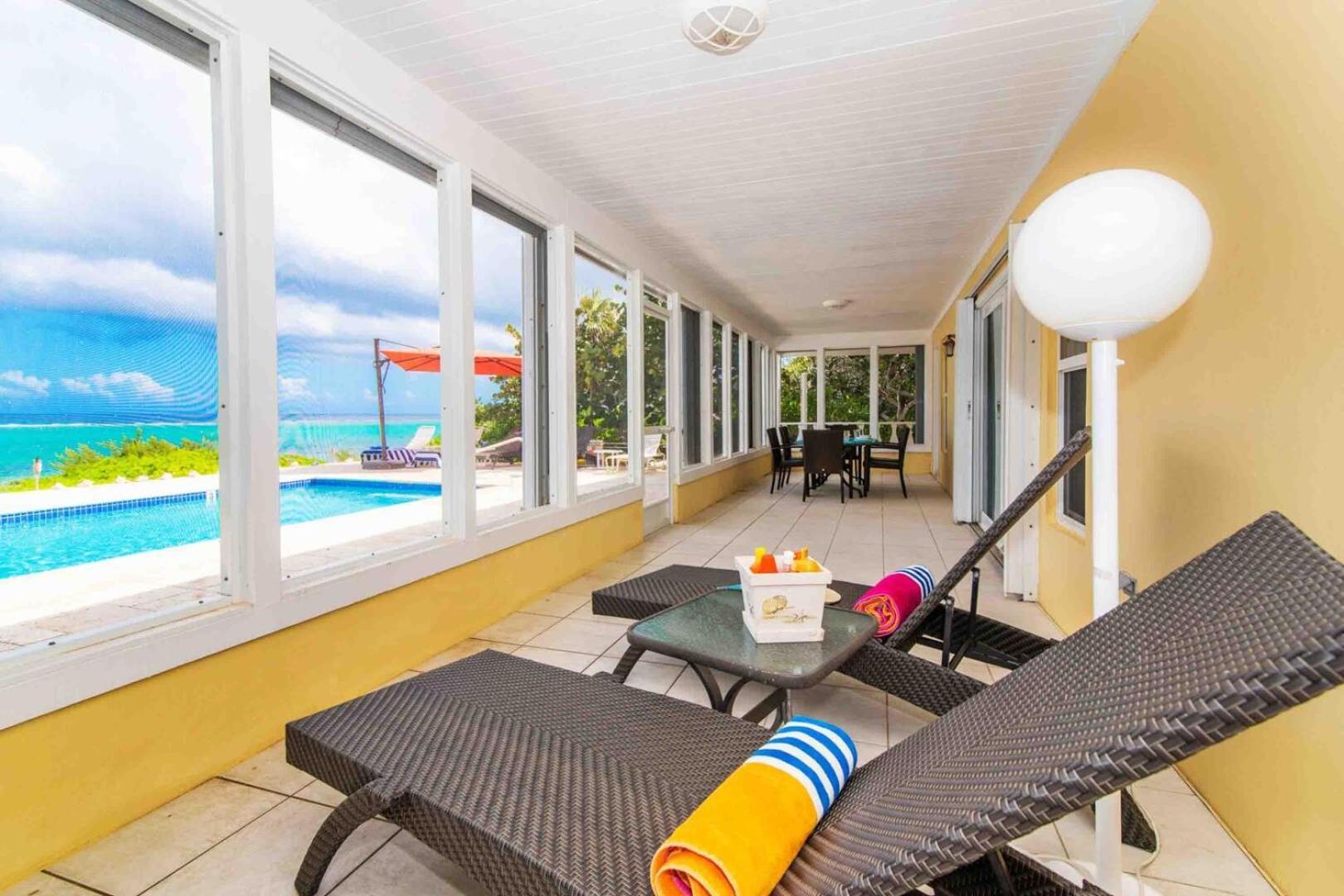 Thatch Hill - Renovated Beach House With Pool, Short Walk To The Rum Point Club Driftwood Village エクステリア 写真