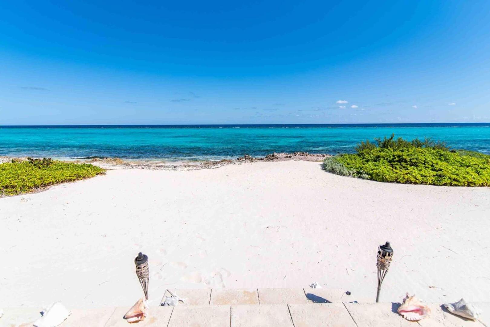 Thatch Hill - Renovated Beach House With Pool, Short Walk To The Rum Point Club Driftwood Village エクステリア 写真