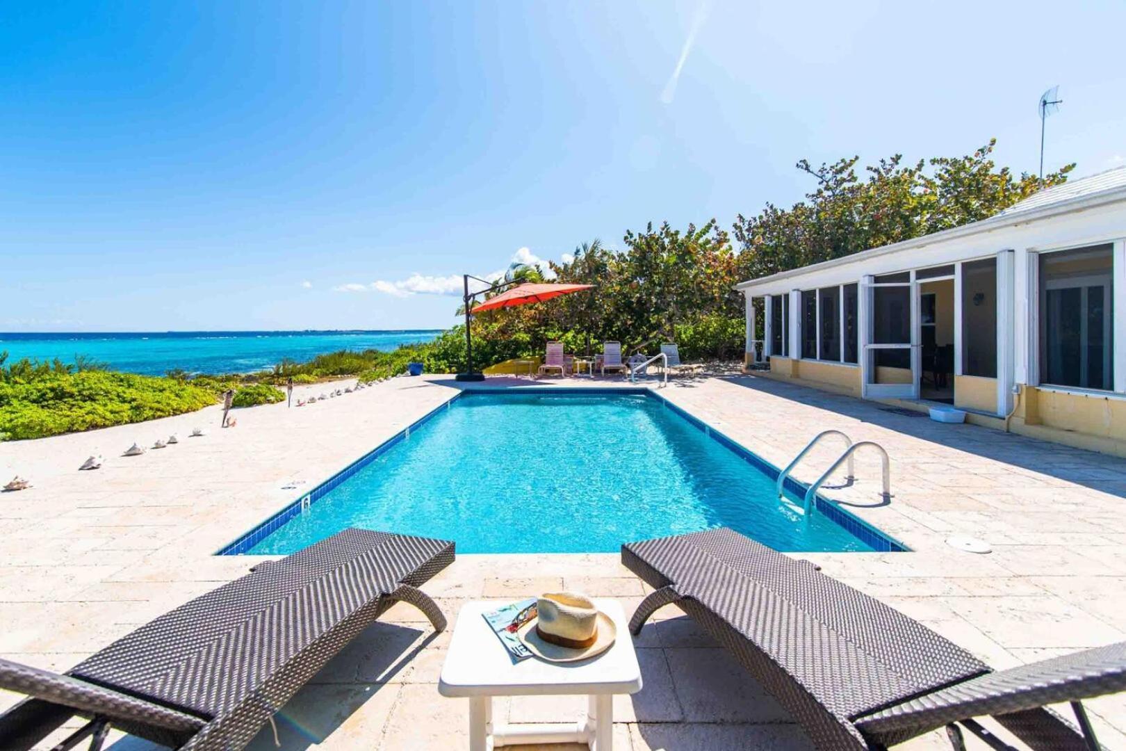 Thatch Hill - Renovated Beach House With Pool, Short Walk To The Rum Point Club Driftwood Village エクステリア 写真